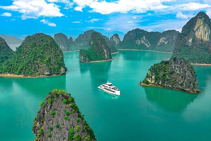 Oplev Ha Long Bay i stil 5-stjernet Day Cruise fra Hanoi
