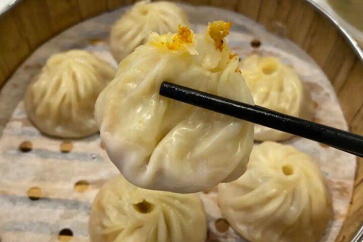 上海ガイドは、隠れた屋台料理レストランで食事をするように案内します。