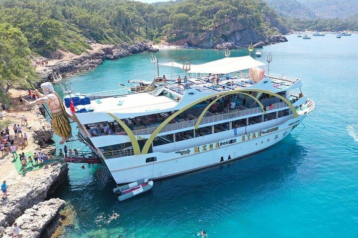 Antalya / Kemer: Mega Star Party bådtur med frokost og transfer