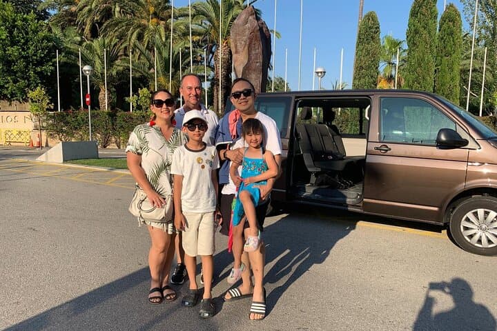 Private Barcelona and Park Güell Tour with hotel Pick-up
