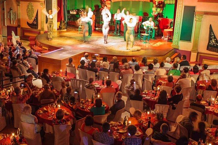 Seville Flamenco Show med middag og Flamenco Kostume Museum