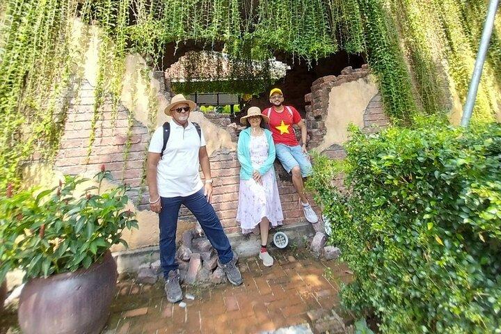 プライベートガイド付き1日ツアーBa Na Hills Golden Hands Bridge AND Marble Mountain