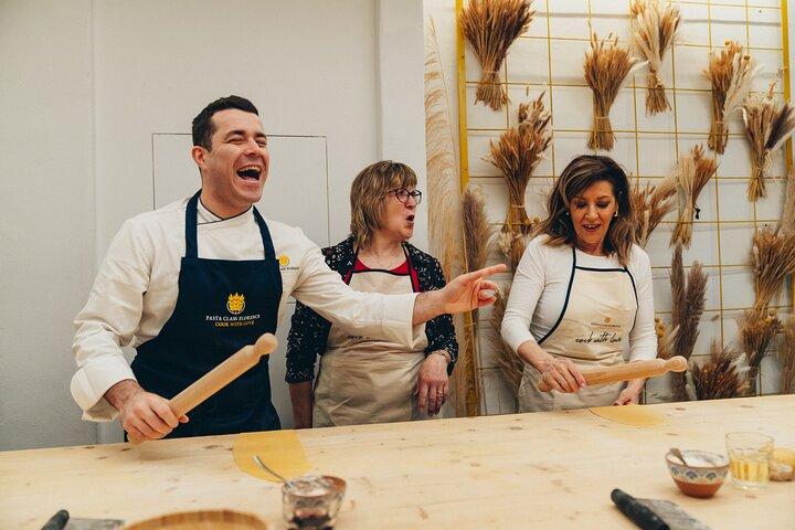 Small-Group Pasta Cooking Class and Market Tour in Florence