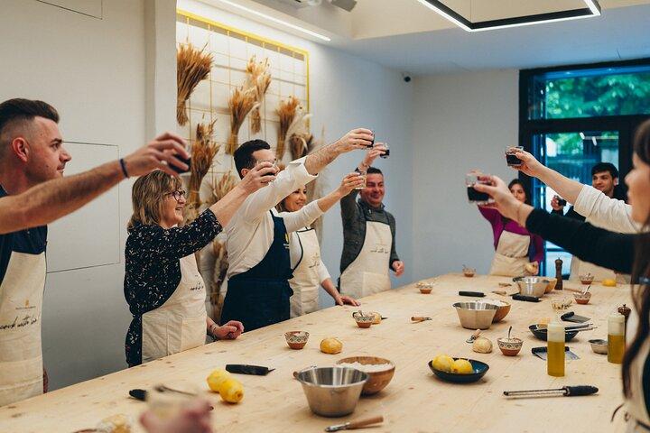Small-Group Pasta Cooking Class and Market Tour in Florence