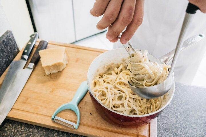 フェニックスの地元醸造所でアルフレッドパスタを作る