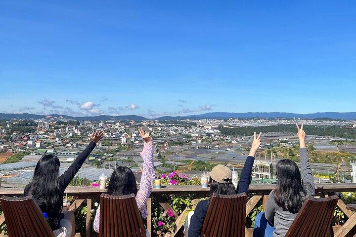 A caça às nuvens e o brilho do amanhecer em Da Lat