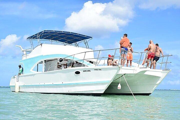 Festa em um catamarã particular com mergulho com snorkel e bebidas ilimitadas