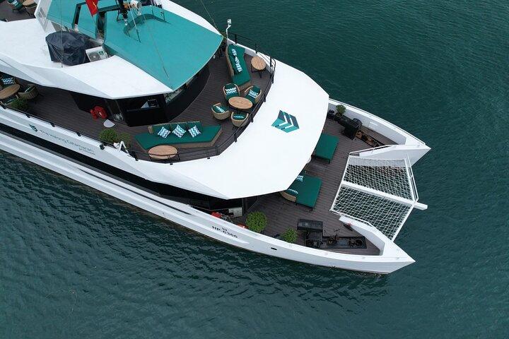 Premium Katamaran Tagestour nach Halong & Lan Ha Bay von Hanoi