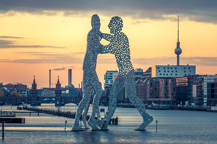 Private transfer from Amsterdam to Berlin, 2h stop in Hannover