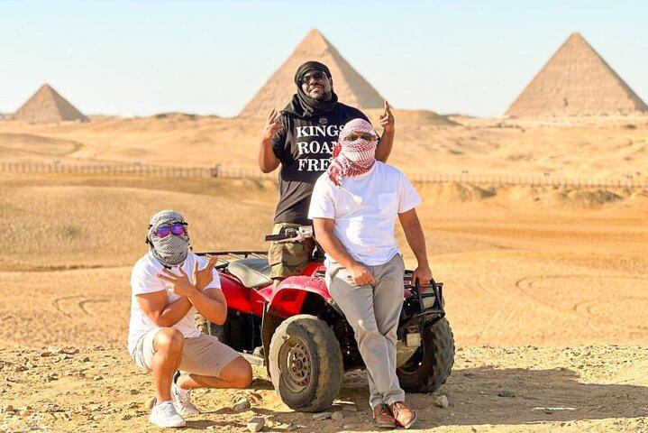 Visite privée des pyramides de Gizeh avec promenade en quad en VTT au coucher du soleil