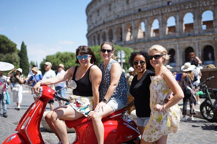 Verken Rome per Vespa met ophalen en afzetten