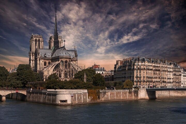 Notre Dame Guided Tour with Scheduled Group Access in option