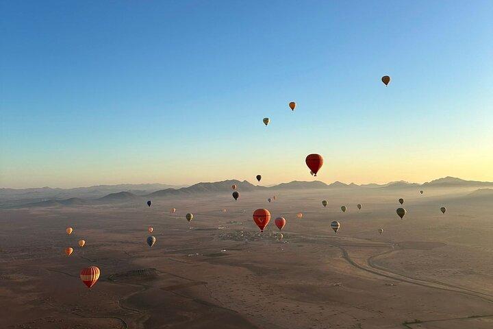 Passeio de balão de ar quente ao nascer do sol em Marrakech com café da manhã incluso.
