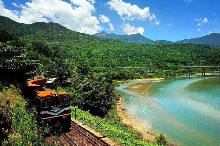 Hue a Hoi An in auto privata tramite Golden Bridge e Hai Van Pass
