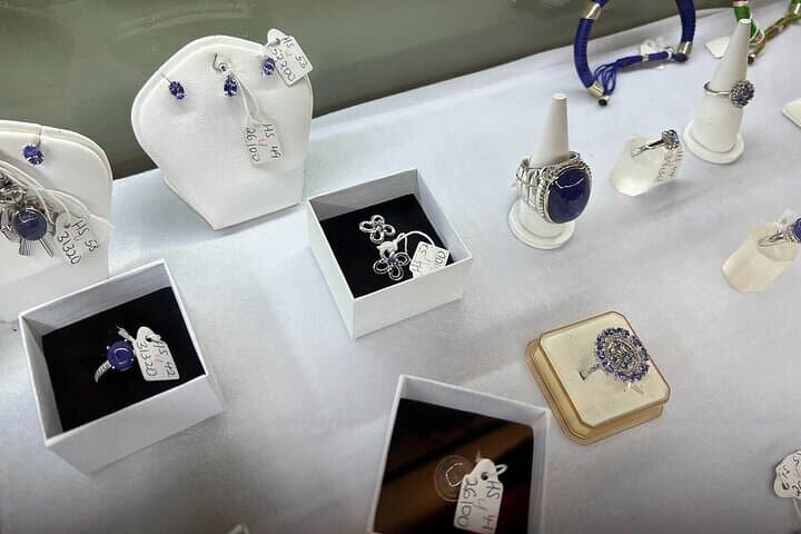 African Gemstones, Garnets Jewelry, Beads & Crafts Shopping Tour