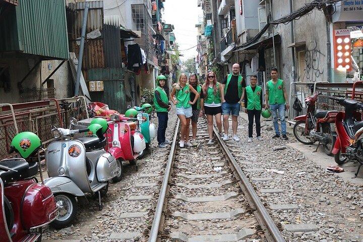 Hanoi Highlights: Lokales Essen + Kultur + Spaß auf einer Vintage Vespa