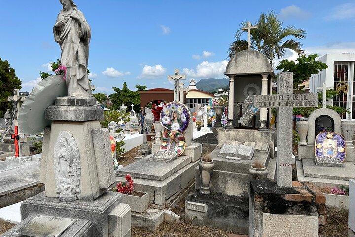 Tour del cimitero ispirato alla Giornata dei morti a Puerto Vallarta