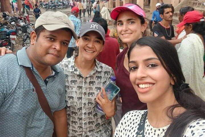 Hidden Varanasi Walking Tour: Ghats, Cremations & Vida Local