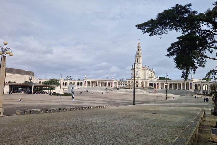 Porto to Lisbon Private Tour: Aveiro Coimbra Fátima Nazaré Óbidos