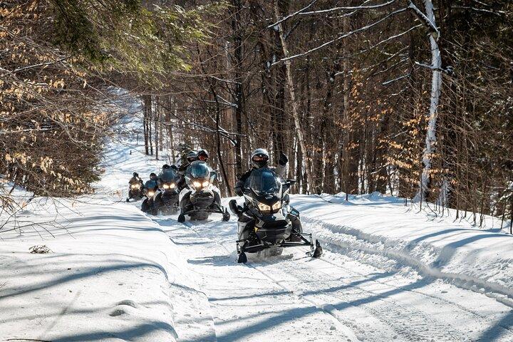 Laurentians: Excursión guiada en moto de nieve