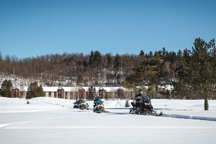Laurentians: Excursión guiada en moto de nieve
