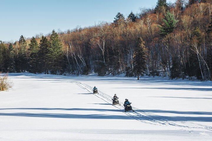 Laurentians: Excursión guiada en moto de nieve