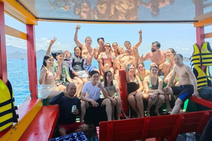Island Hopping a Nha Trang: Snorkeling & Beach BBQ Party