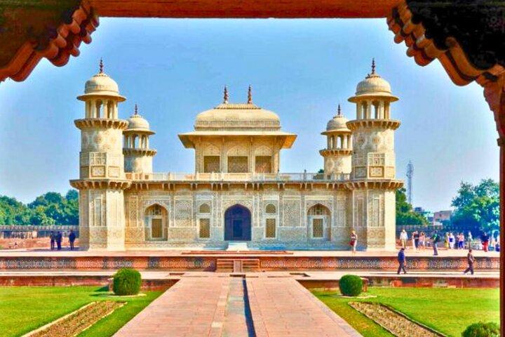 Tour saltafila del Taj Mahal e di Agra in auto AC da Agra