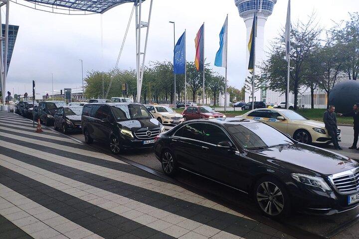 Transferência do aeroporto privado de Munique com veículo com ar condicionado