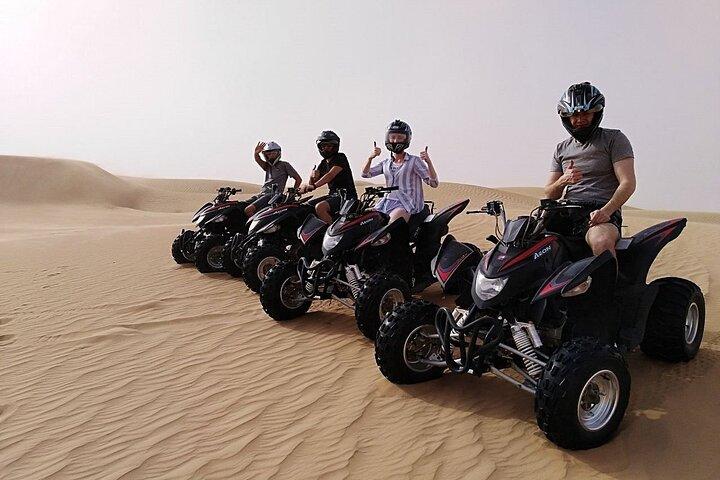 Abendliche Wüstensafari mit Dune Bashing Kamelritt & Grill