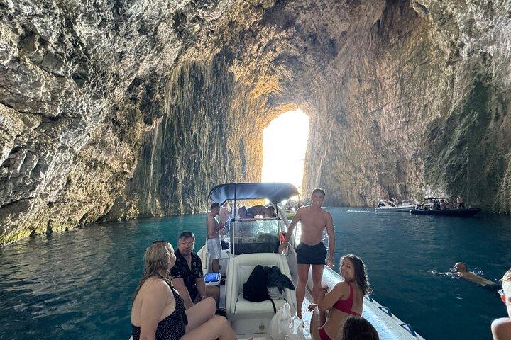 Passeio de lancha para a Ilha Sazan, Caverna Haxhi Ali e Parque Marinho