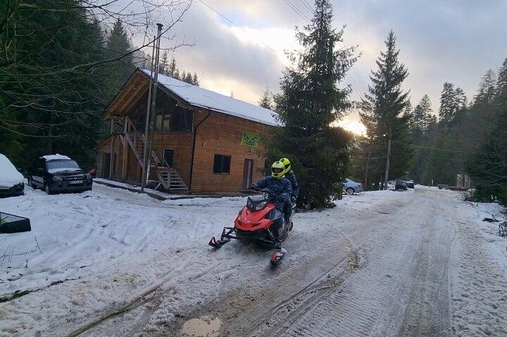 Dagstur från Bukarest-karpatiska snöskoterupplevelse