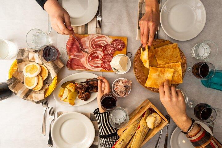 Modena probieren: Eine Full Meal Walking Food Tour von Do Eat Better