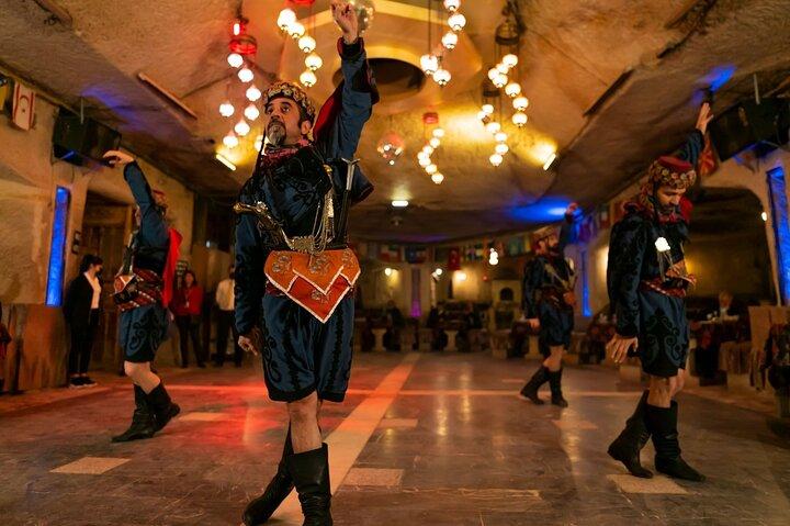 Spectacle nocturne turc traditionnel dans le restaurant Cave