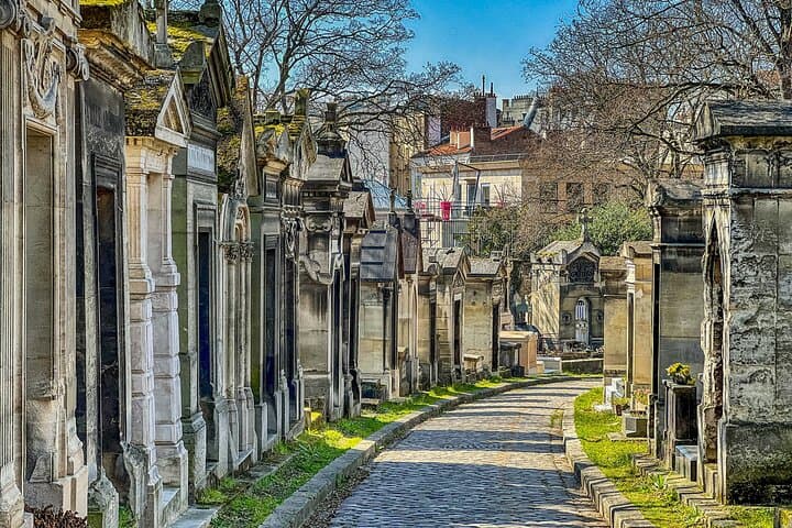 Père-Lachaise Cemetery Paris Tour with Audioguide