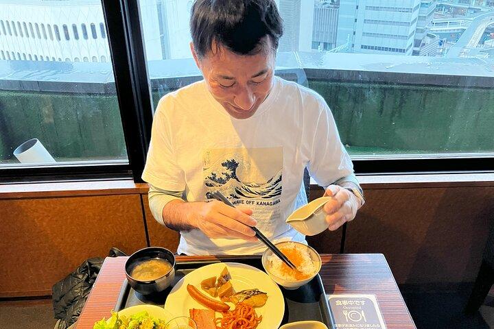 Recorrido matutino de carrera por Yokohama Carrera y desayuno Carrera matutina en Minato Mirai y Chinatown con un guía local