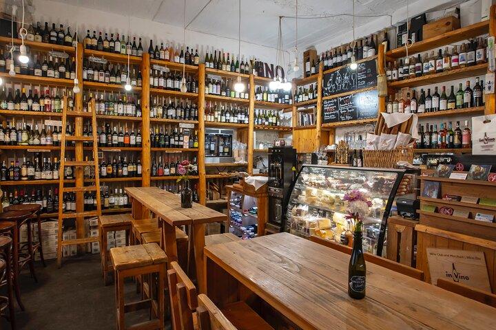 Degustação de vinhos armênios com queijo local e salami platter