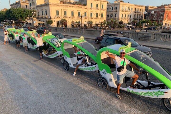 Velobike tour ecologico guidato con soste per visitare i monument