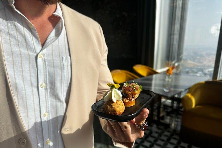 Excursão privada de comida a pé em Dubai com acesso ao bar Burj Khalifa