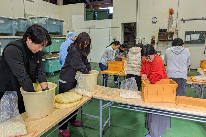 実践的な歴史: 創業240年の蔵元で味噌造り