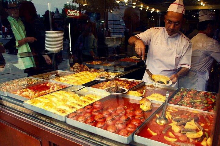 2 つの大陸のトルコの味: ヨーロッパのイスタンブールからアジアのカドゥキョイまで