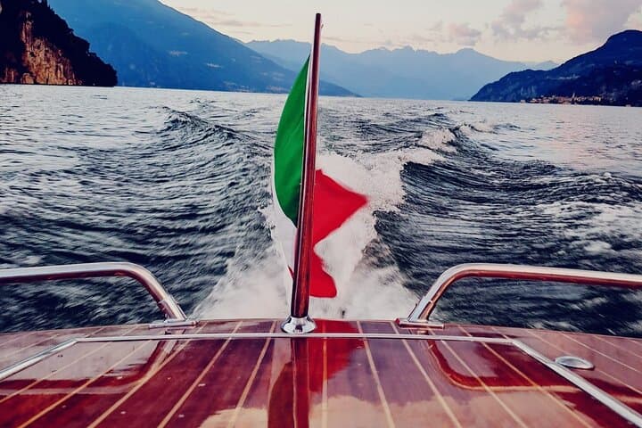 Private Vintage Wooden Boat Tour on Lake Como