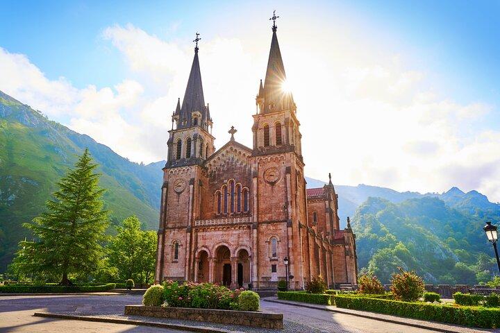 Tour to Lakes of Covadonga, Onís Cangas and Ballasts from Gijón