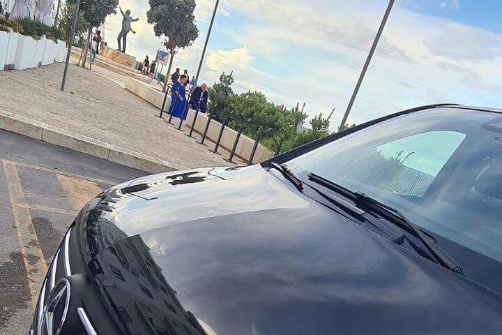 バンに乗ってマテーラの洞窟住居を巡るガイドツアー