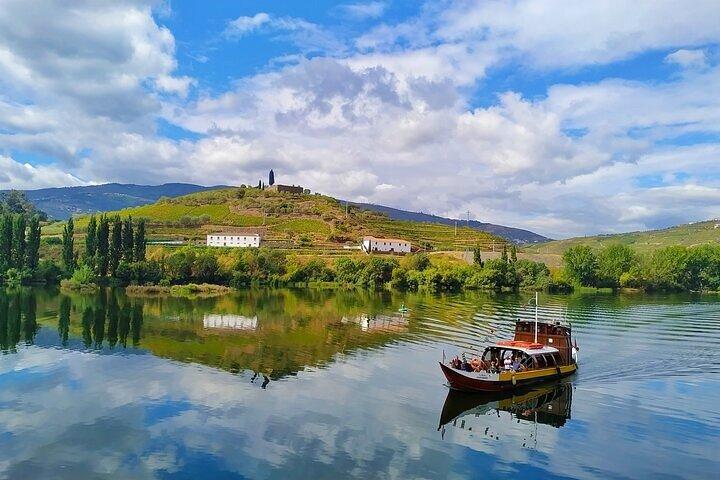 Régua : Prime Douro Valley Tour : 9 Wines, Trad. Lunch & Priv. ボート