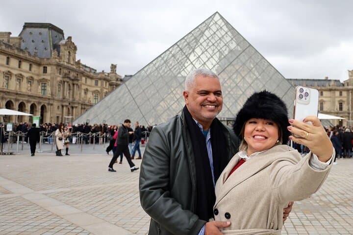 Full Day Private Tour of Paris in a Van with photoshoot included