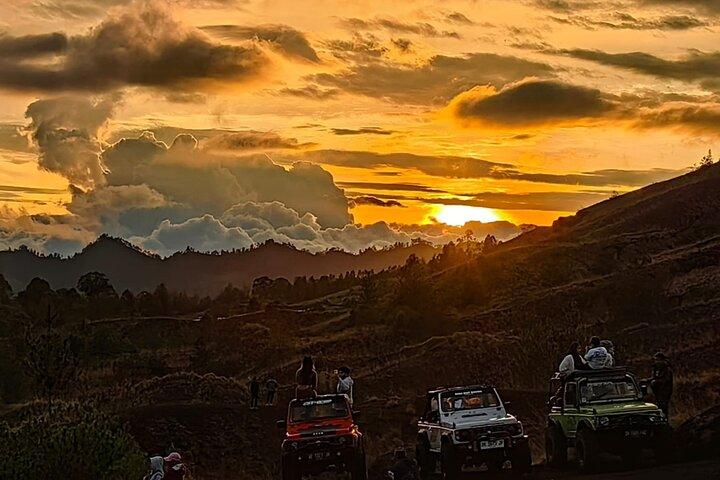 Tour dell'alba in jeep del Monte Batur e della lava nera