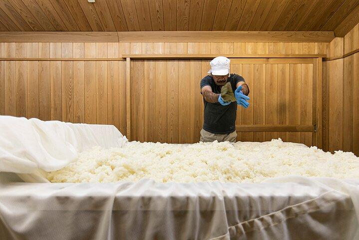 Tour por la cervecería de sake, cocina de sake y experiencia de maridaje