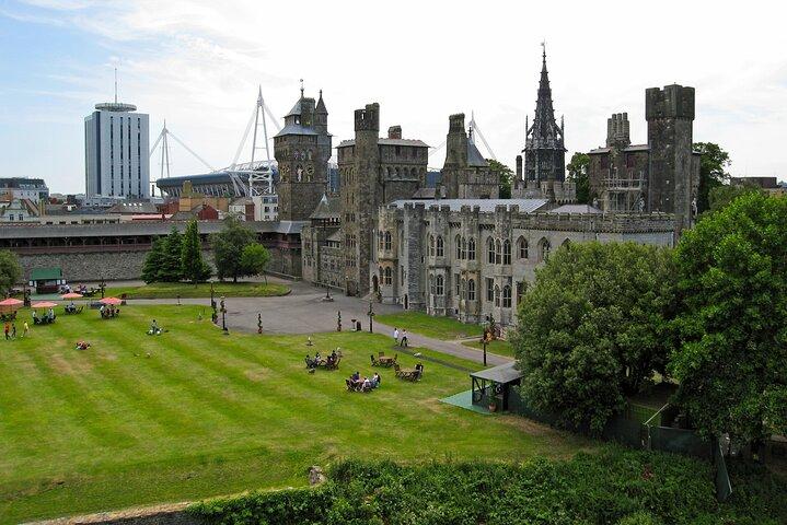 Explore Cardiff em 90 minutos com um tour local - privado