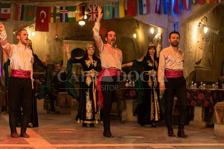 Spectacle nocturne turc traditionnel dans le restaurant Cave